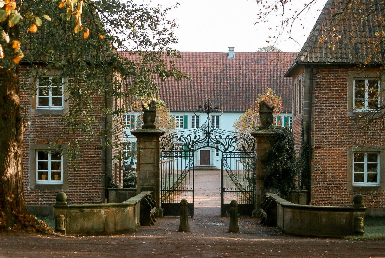 https://kerstin-sven.de/wp-content/uploads/2023/06/tor-am-kloster-bentlage-in-rheine-2-e1686573307570.jpg
